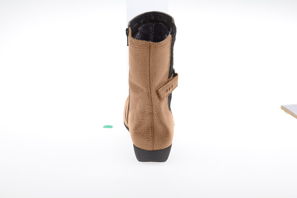 Schuh-Retusche von Spratzern, Falten und Nähten im Detail Schuh-Retusche von Spratzern, Falten und Nähten im Detail